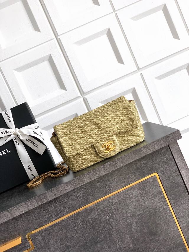 Top-quality, original Ohanel 6171, a newly crafted 25S woven flap bag. This runw