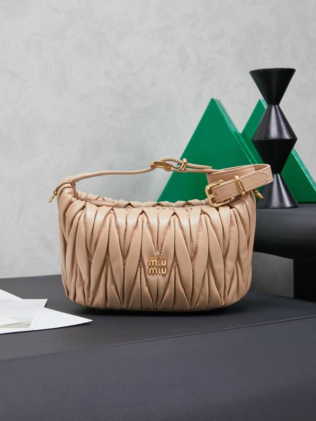 5Ne026, new mini lunch box bag, classic Matelasse embroidery, a symbol of Miu st