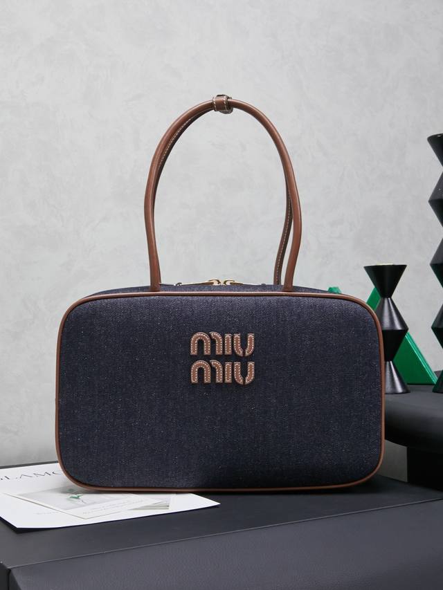 5Bb117Miumiu's new canvas briefcase, a perfect fusion of fashion and classic, is
