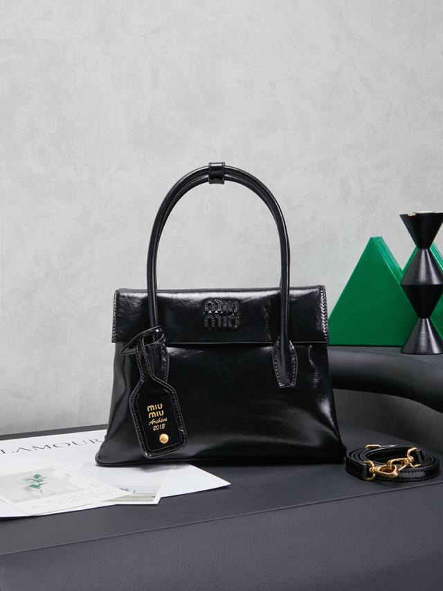 5Ba303: Mimisolitaire's new calfskin handbag, inspired by the 2006 archives, wit