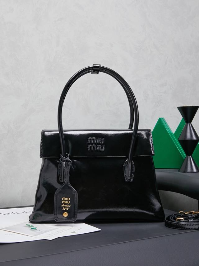 5Ba302: Mimisolitaire's new calfskin handbag, inspired by the 2006 archives, wit