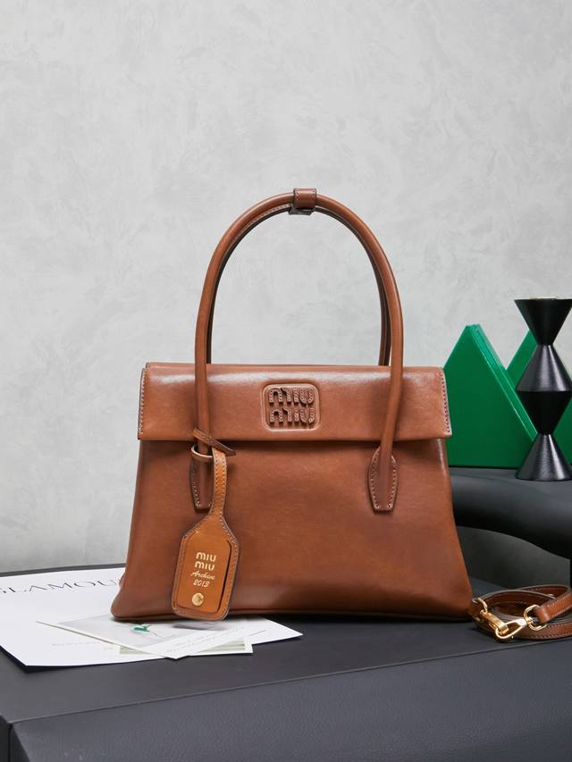 5Ba302: Mimisolitaire's new calfskin handbag, inspired by the 2006 archives, wit