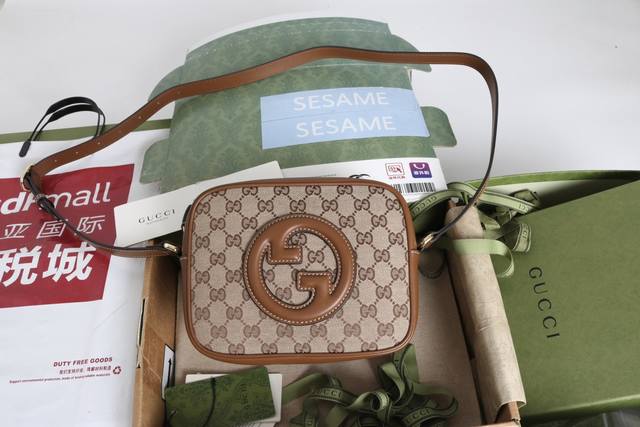 Price in quantity Introduction: The brand's signature symbol is reinterpreted w