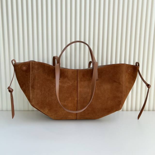 The popular polene Cyme classic tote bag has a suede texture with smooth lines