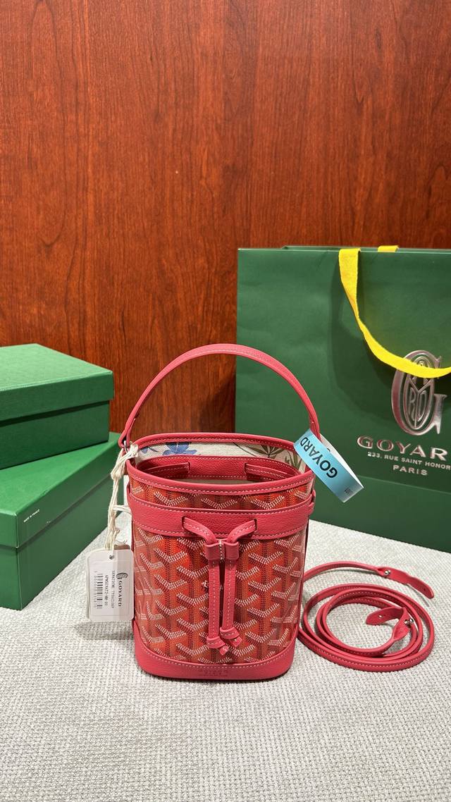New colors have arrived: iris purple and rose pink. Goyard's new mini bucket ba