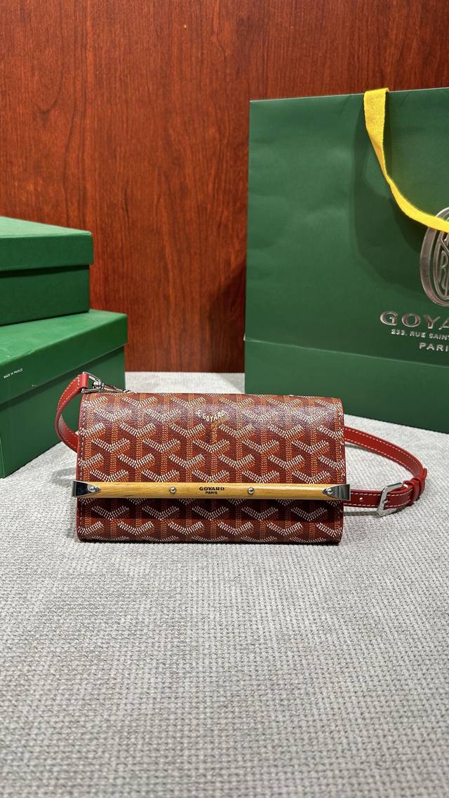 goyard Goyard Monte-Carlo mini bag reinterprets some of the characteristics of G