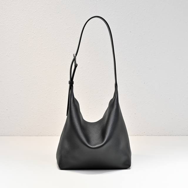 In stock *-Shoulder bag Leather: Cowhide Hardware: Pure steel Size: Length 26*H