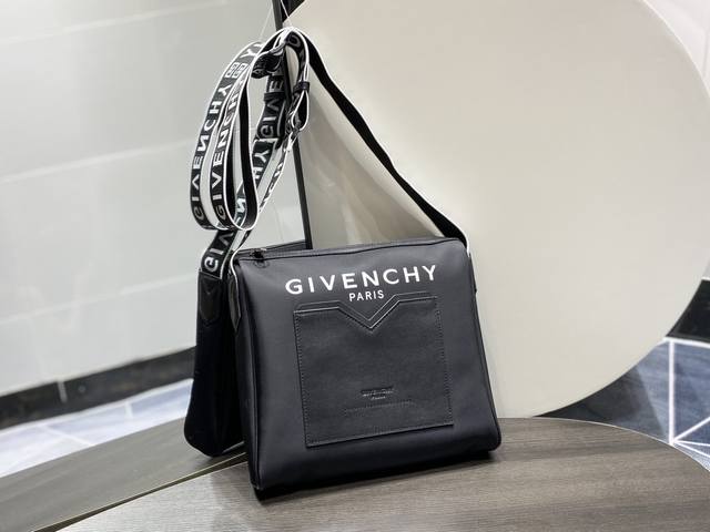 Original batch: Givenc*Y Ji*xi crossbody bag, updated simultaneously with the c