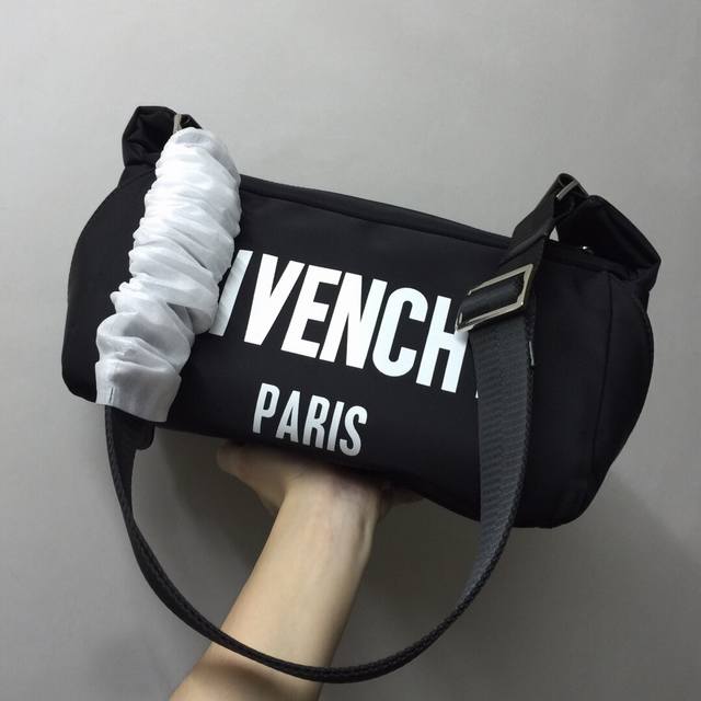 Original order quantity arrival: Givench*Y Givench black patch pocket zipper wa