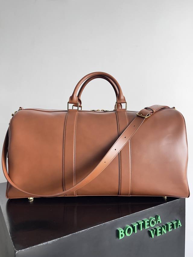 Bottegaveneta's new travel bag : A super retro glossy leather travel bag with m
