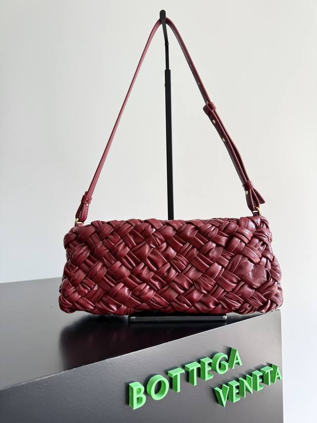 Bottegaveneta's latest Kalimero Cha Cha . This stylish Chacha woven handbag is