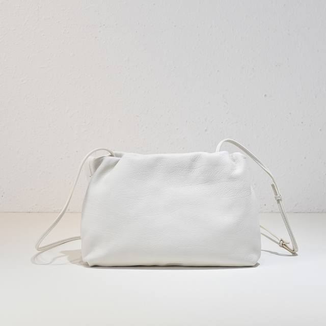 Cloud leather pleated small bag Can be carried crossbody or by hand with magnet