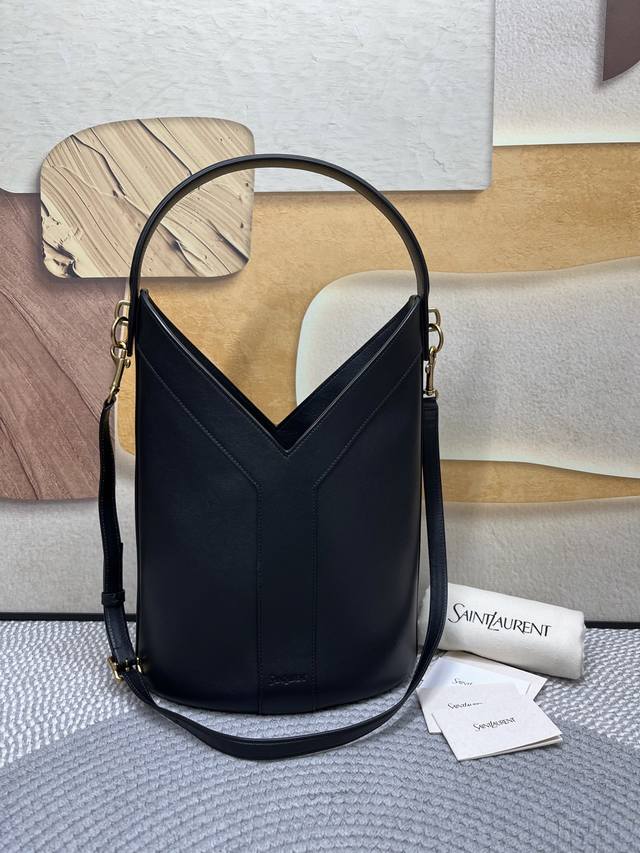 Y Series Minimalist Bucket BagThe core spirit of the "Y" series lies in "cut" an