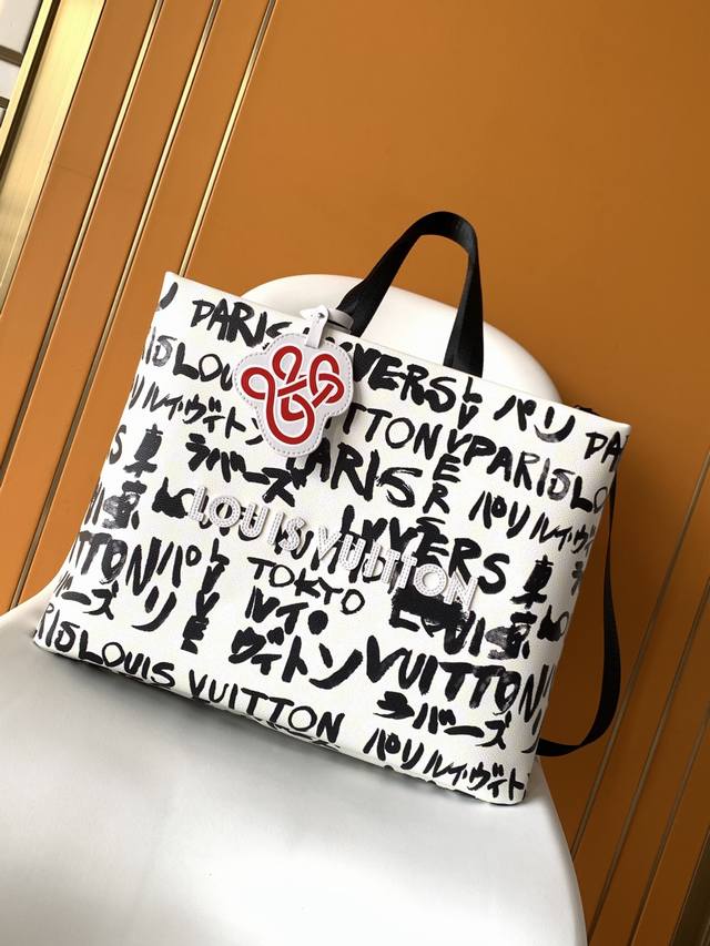M40797 Top Original Single Dynamic 163 This medium Shopper Tote features a Damie