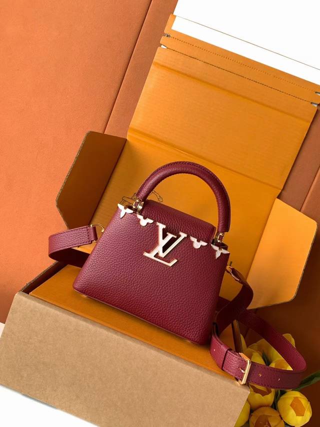 Special-grade all-steel M11341 bordeaux gold. This Capucines mini handbag, from