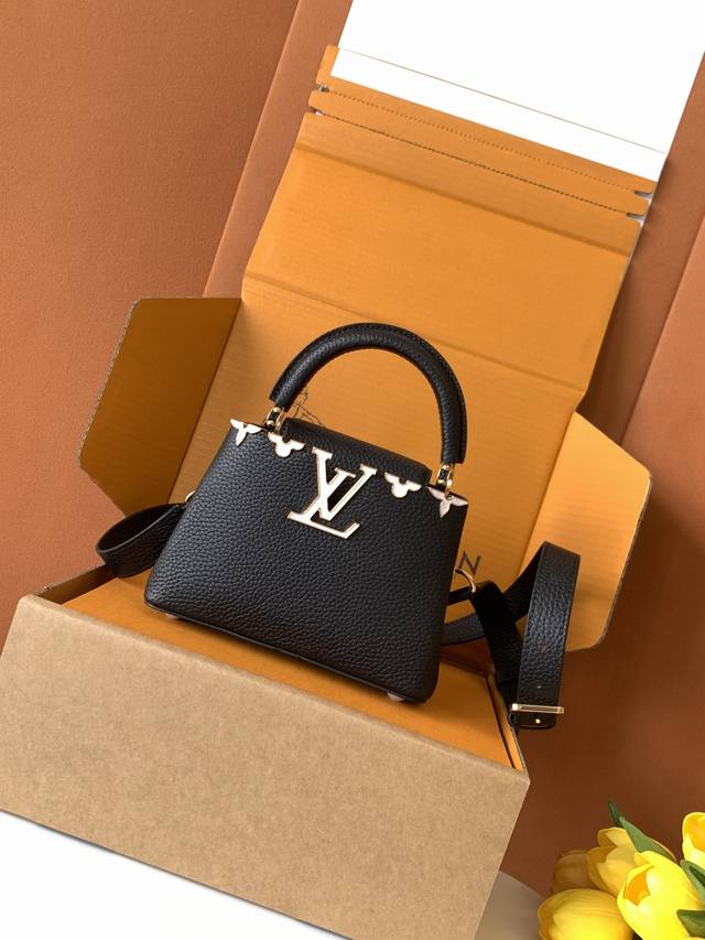 Extra-grade steel M11341 black and gold. This Capucines mini handbag, from the