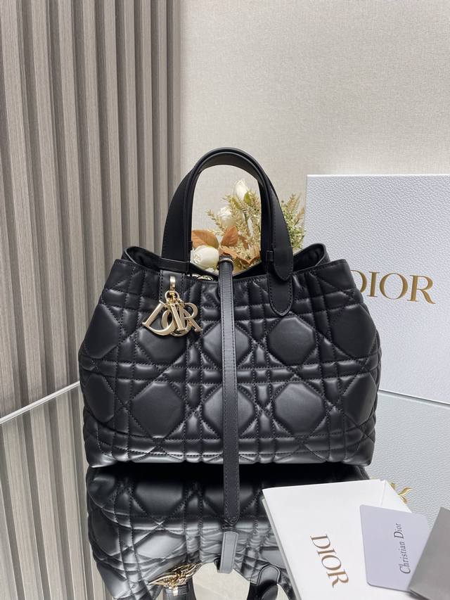 Authentic, high-edition Dior Toujours Handbag [Black Medium] This Dior Toujours