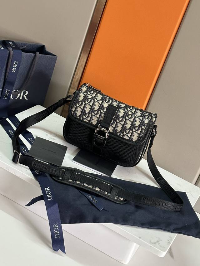Authentic gradeThis Dior 8 handbag with a shoulder strap was newly launched in t