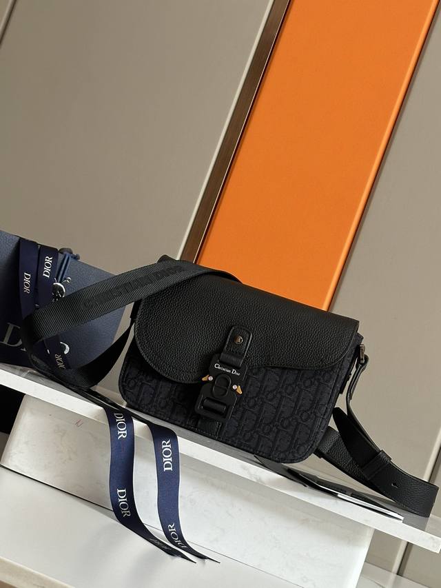 Authentic , top-quality original. This Saddle Messenger bag is a new arrival th