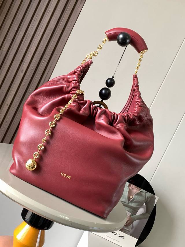 Original leather The medium nappa sheepskin Squeeze handbag, the same style as t