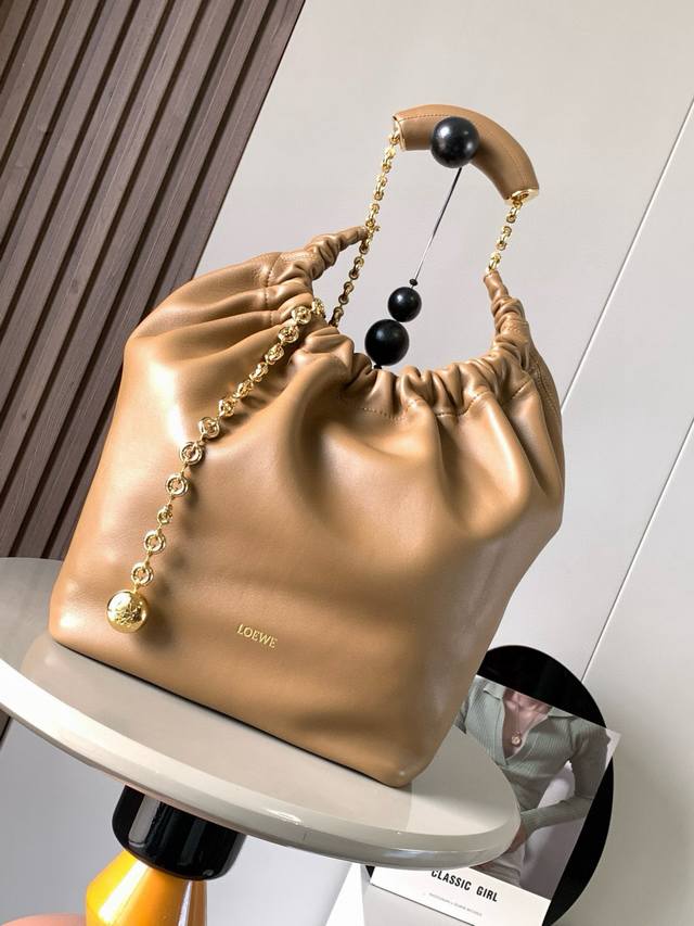 Original leather The medium nappa sheepskin Squeeze handbag, the same style as t