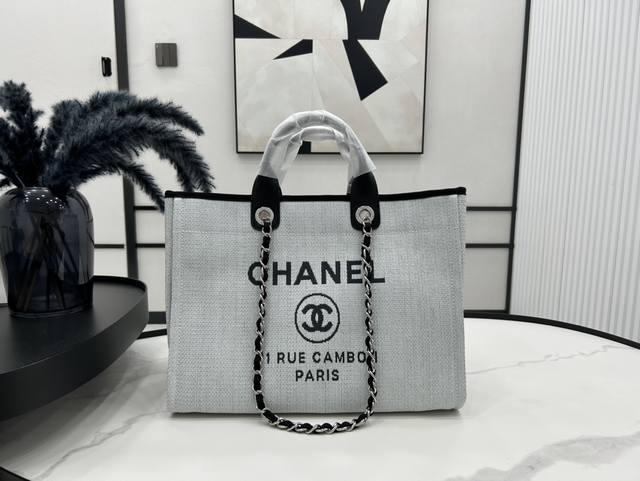 66941 Don't forget to bring your beach bag with you when you travel! Chanel's ne