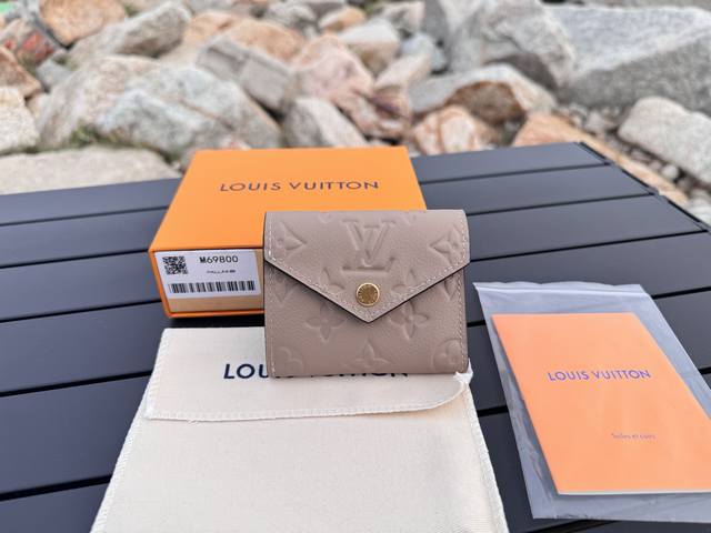Authentic , top-grade original M69800. This Zoe compact wallet is crafted from