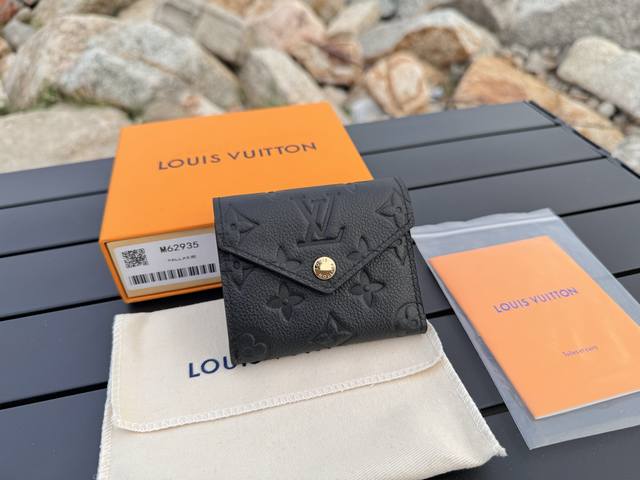 Authentic , top-grade original M62935 black. This Zoe compact wallet is crafted