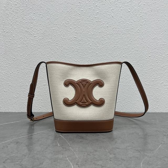 Authentic Ce Cuir bucket bag, new for spring and summer, features a large, 3D Ar