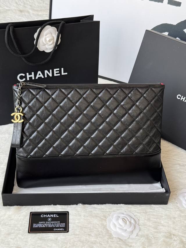 Authentic Chanel Gabrielle Hobo clutch, Simple and elegant! Superb feel! Origina
