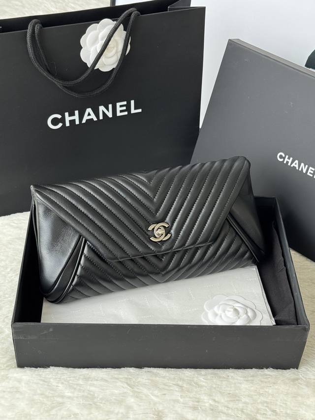 Authentic Chanel lambskin clutch. This clutch embodies a fashionable style. Com