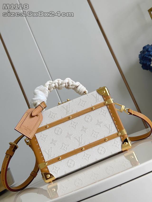 Top-grade original M1118 white flower M14440 This Handle Trunk bag is crafted fr