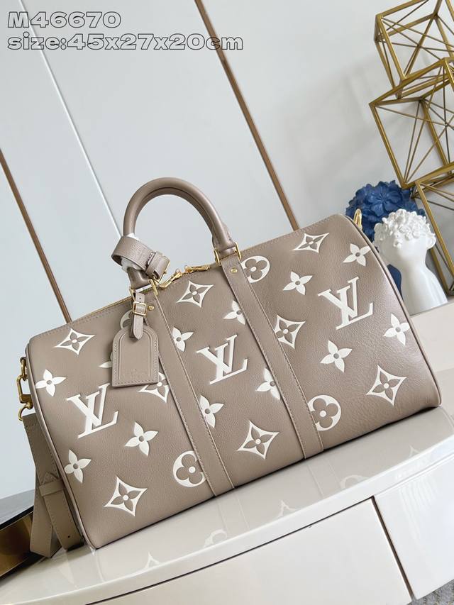 This top-of-the-line original M46670 gray silk-screened Keepall Bandouli