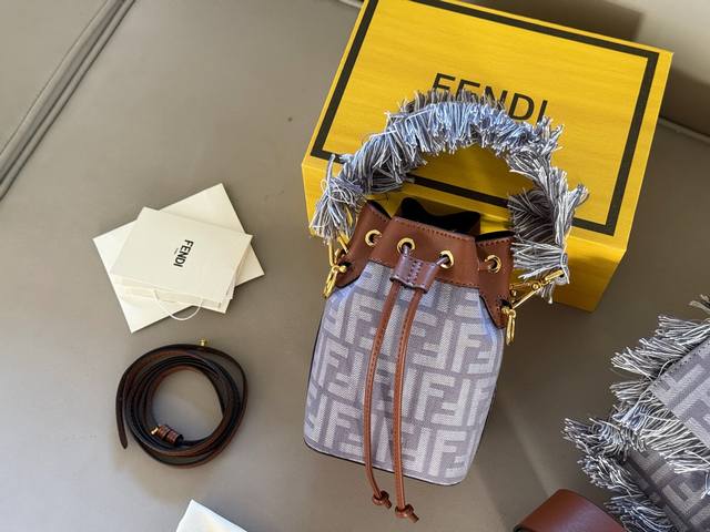 Comes with box Size: 12.5*18cm Fendi bucket bag Wide tassel wrist strap Configu