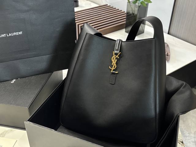 Upgraded cowhide version with box Size: 30*31cm Medium Ysl Soft Hobo! I love thi