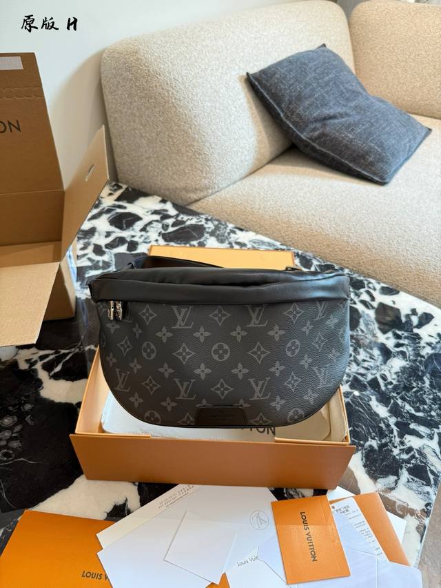 This Discovery waist bag is crafted from Monogram Eclipse canvas, combining casu