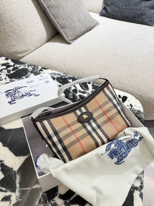 burberry lunch box bag weld this bag to my hand A very delicate underarm bag on