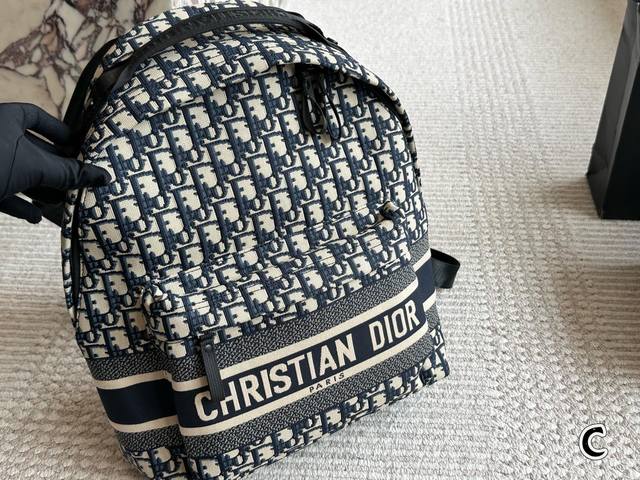 May Day holiday travel Size: 32*30Cm D's monogram backpack A super comfortable o