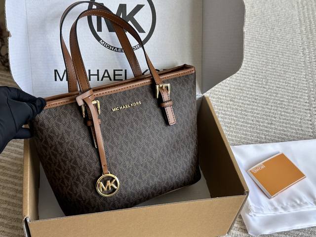 This tote bag is so pretty! The new Mk tote bag has a simple appearance and look
