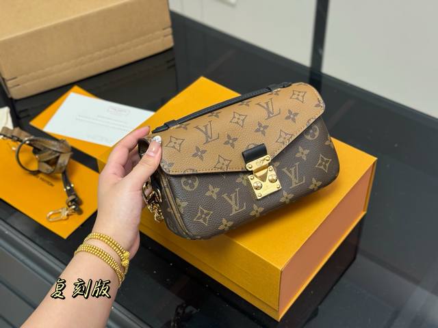 comes with a folding box and airplane box Size: 21cm Lv Top quality messenger b