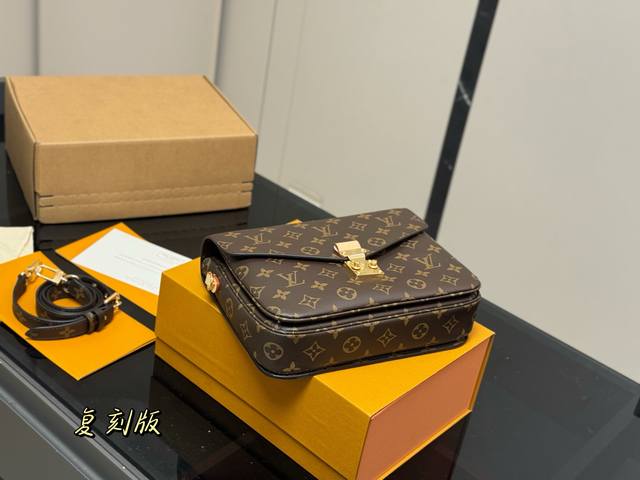 comes with a folding box and airplane box Size: 25cm Lv top quality messenger b