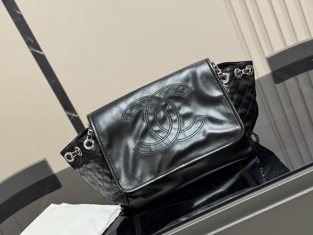 Chanel is so cool, it has to be . It is a very casual and easy-to-use material.