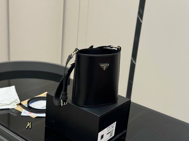 Comes with box Size: 17.18cm Prada's new bucket bag Cute and round with a long
