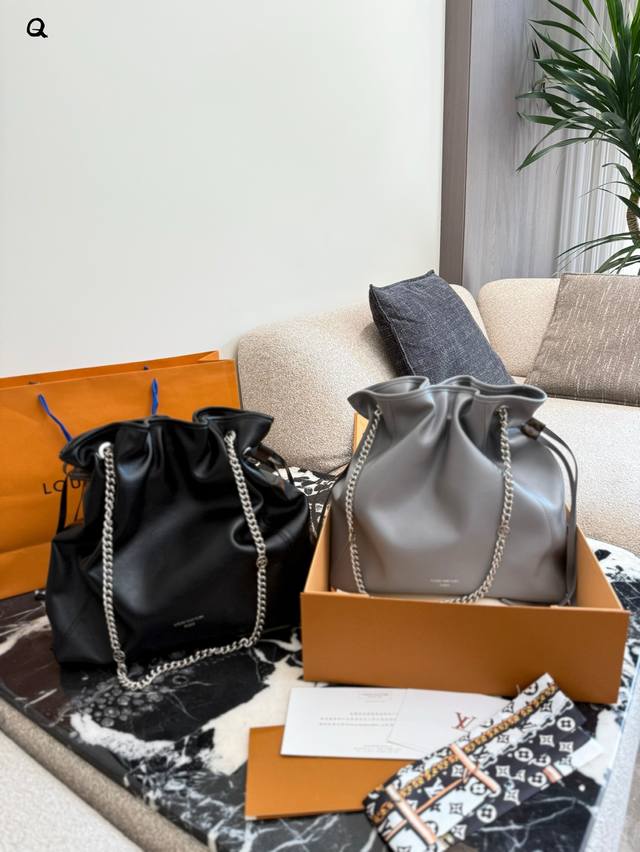 Lv's new Offduty: Relaxed fit for everyday brilliance. Offduty, crafted from sof