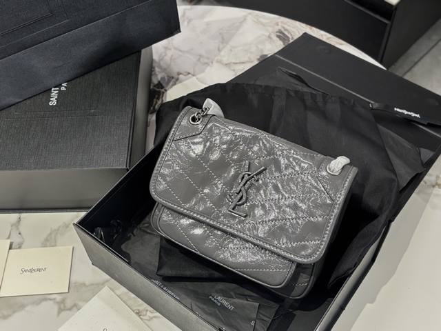 Upgraded version with boxSize: 22*18Cm SmallNiki is really comfortable to carryR
