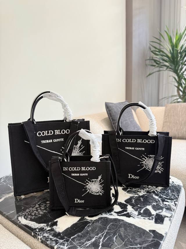 Dior's new tote featuring Jonathan Anderson's book list. Jonathan Anderson's Dio