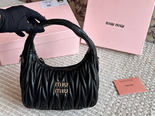 Comes with box Size: 20 17cm The sweet or savory Miumiu girl The Miumiu Wander