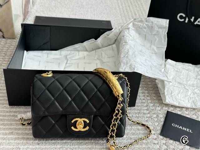 Chanel Square Fat Handbag Made of CowhideSmall and exquisite, it looks great on