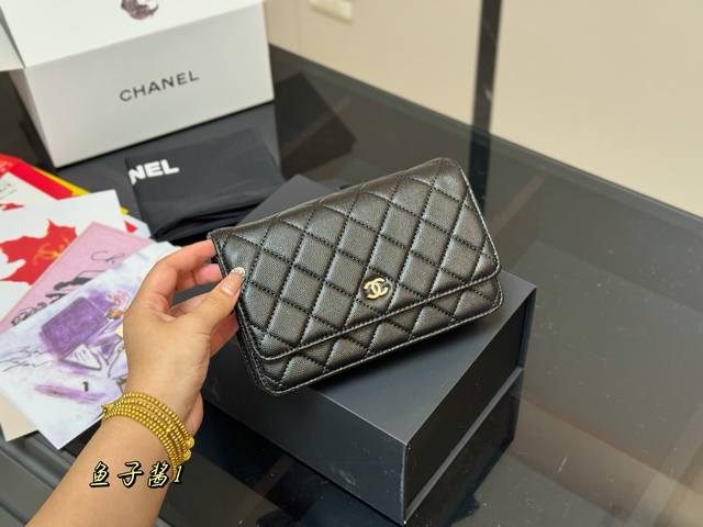 comes with a folding box and airplane box Size: 19*12Cm Chanel classic fortune
