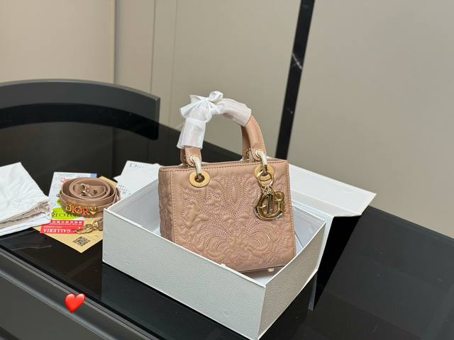 comes with a folding box Size: 20cm High-quality version. Upgraded top-level or